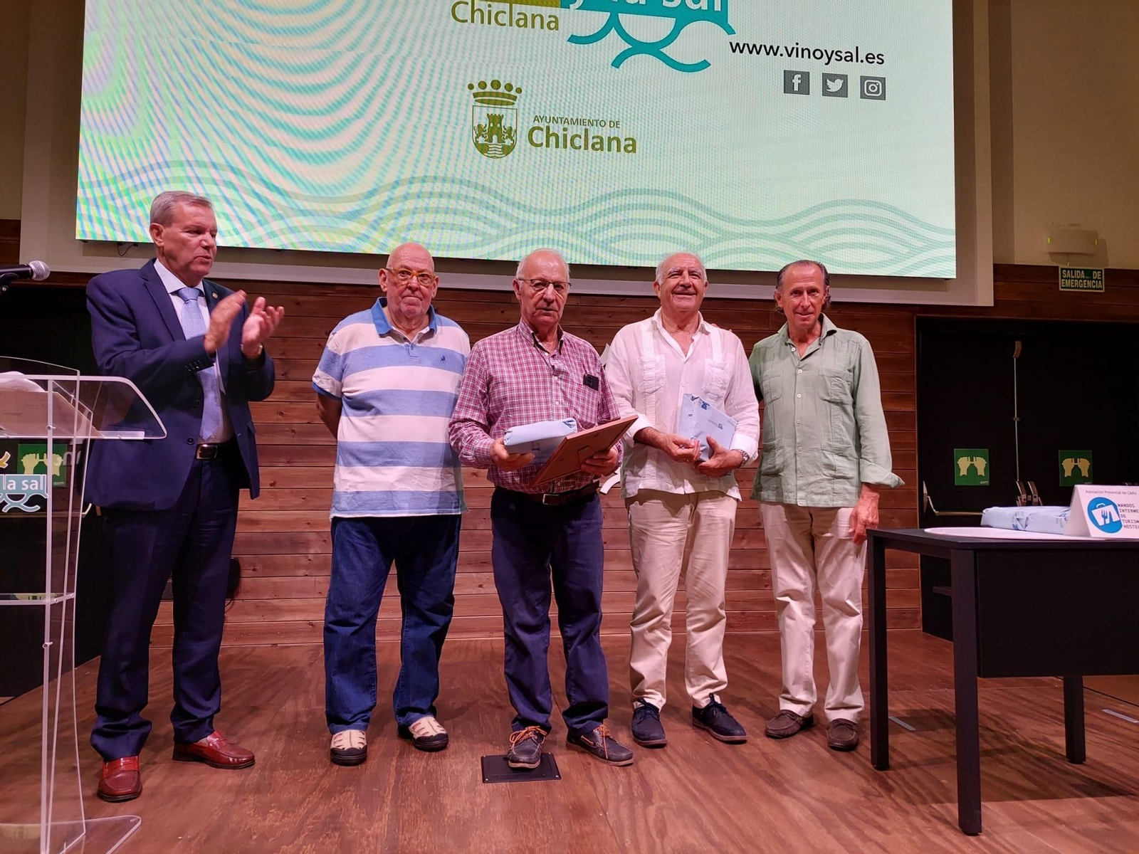 Acto de reconocimiento por parte de la Asociación Provincial de Mandos Intermedios de Turismo y Hostelería a la Asociación de Bodegas Padre Salado de Chiclana.