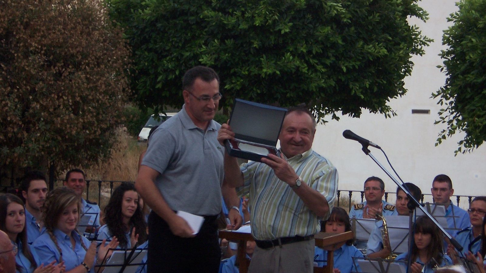 El alcalde de Alhama, Cristóbal Rodríguez, le entregó una placa homenaje el día que se retiró.