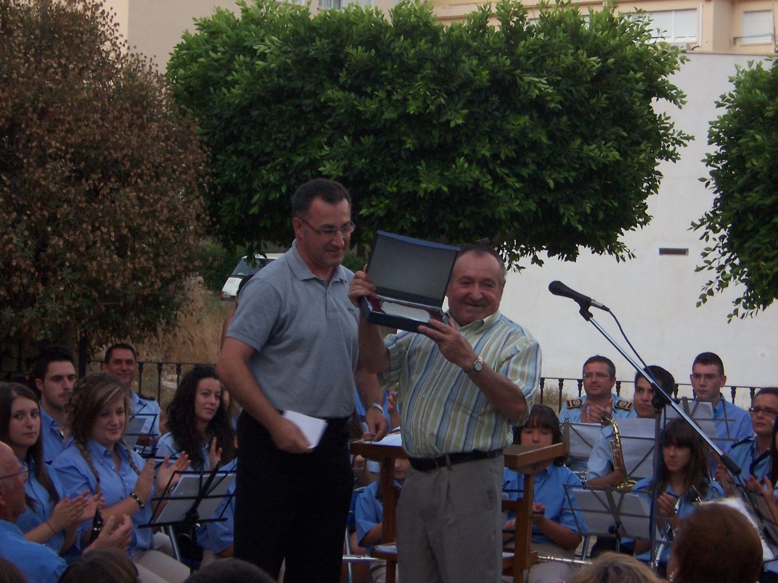 El alcalde de Alhama, Cristóbal Rodríguez, le entregó una placa homenaje el día que se retiró.