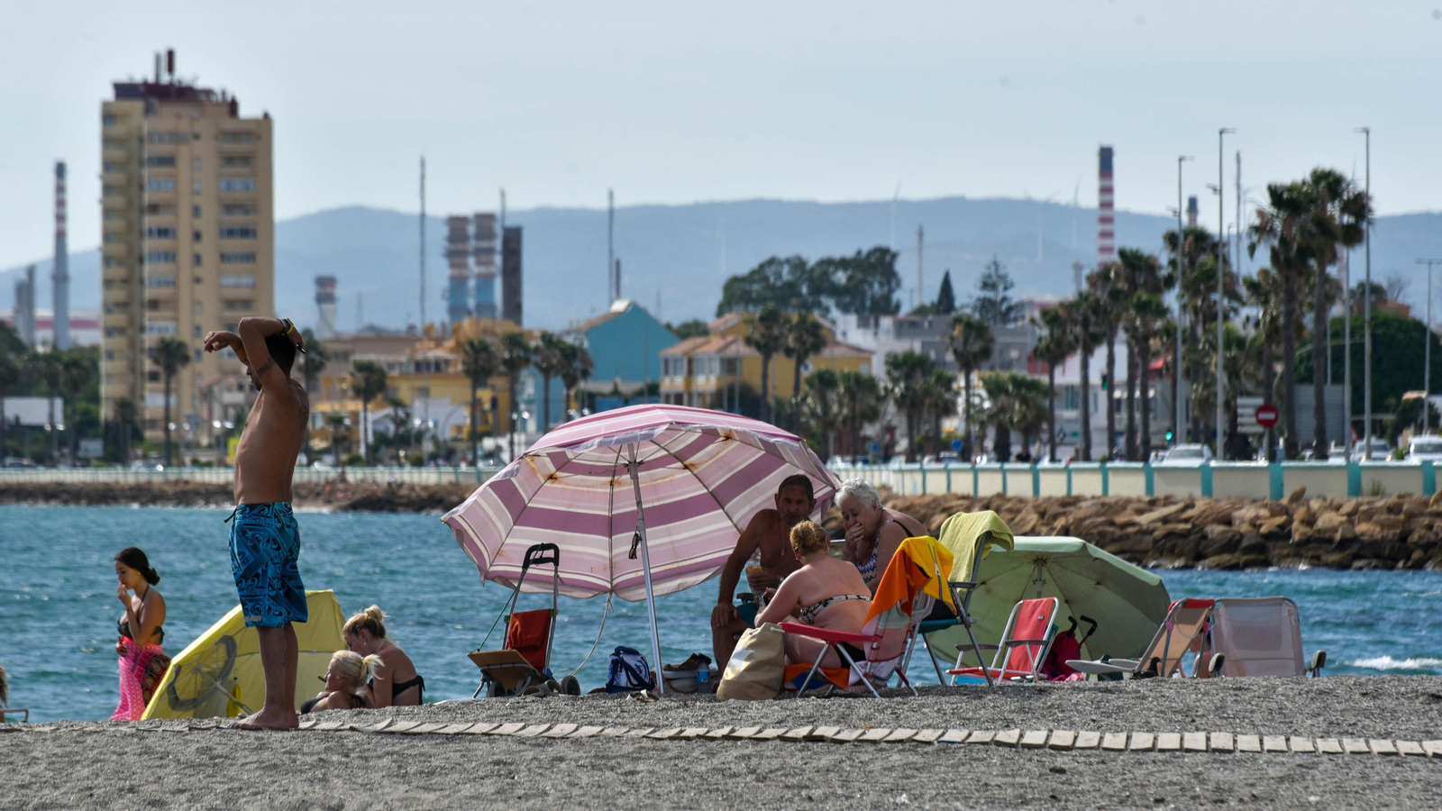Las fotos de una tarde de sol y playa en La Línea