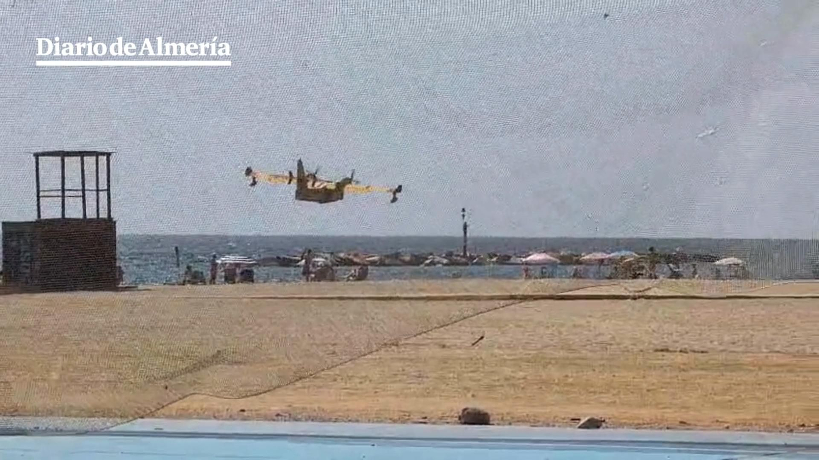 Un hidroavión anfibio carga en la playa de Garrucha.