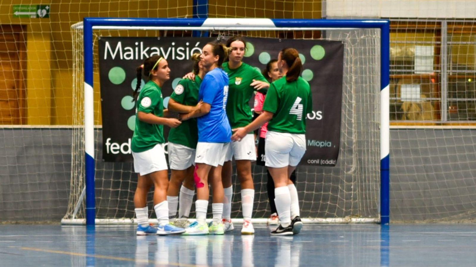 Las jugadoras del Guada FSF felicitan a Ame tras anotar el gol del honor ante el Melilla.