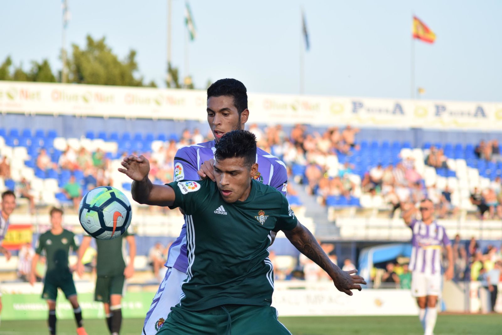 Nahuel protege el balón en el partido de ayer, ante el Valladolid.
