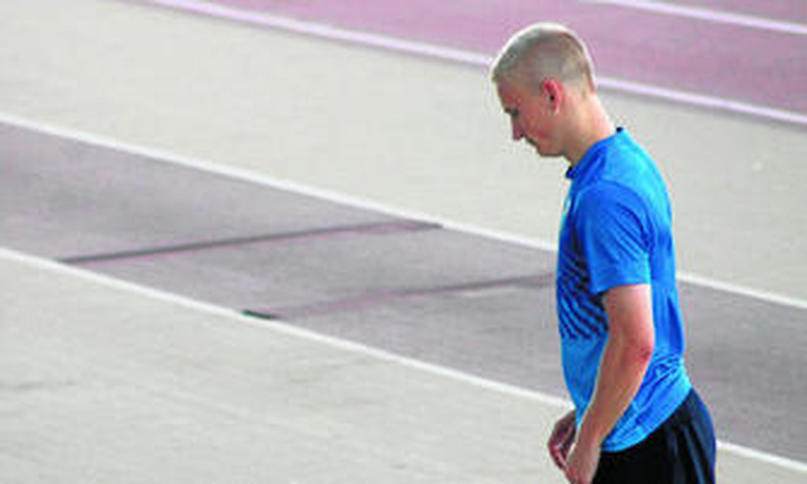 Pawlowski camina cabizbajo durante un entrenamiento.