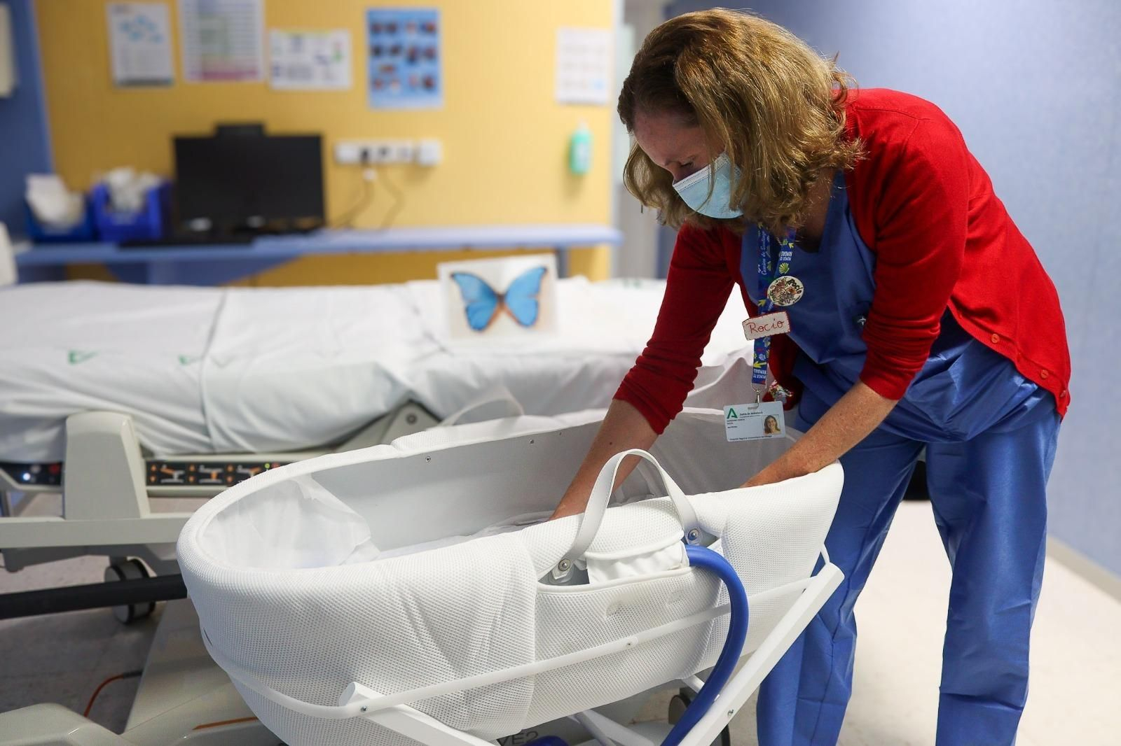 Una mujer junto a la cuna de abrazos del Hospital Materno de Málaga.