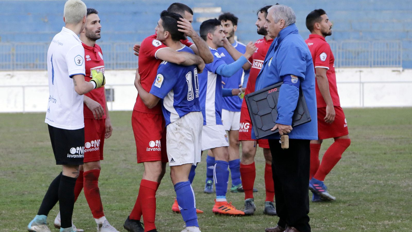 Sergio Narváez y Álex Colorado se saludan a la finalización del derbi en La Juventud.