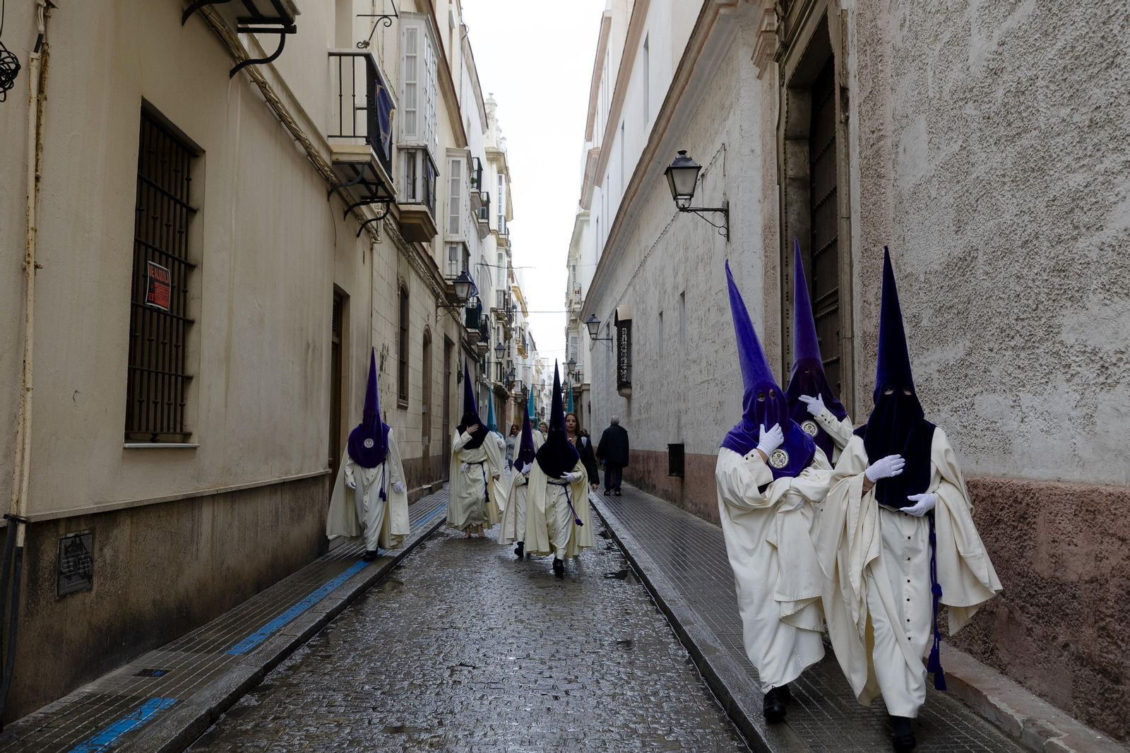 Las imágenes de la cofradía del Prendimiento este Lunes Santo en la Semana Santa de Cádiz de 2024