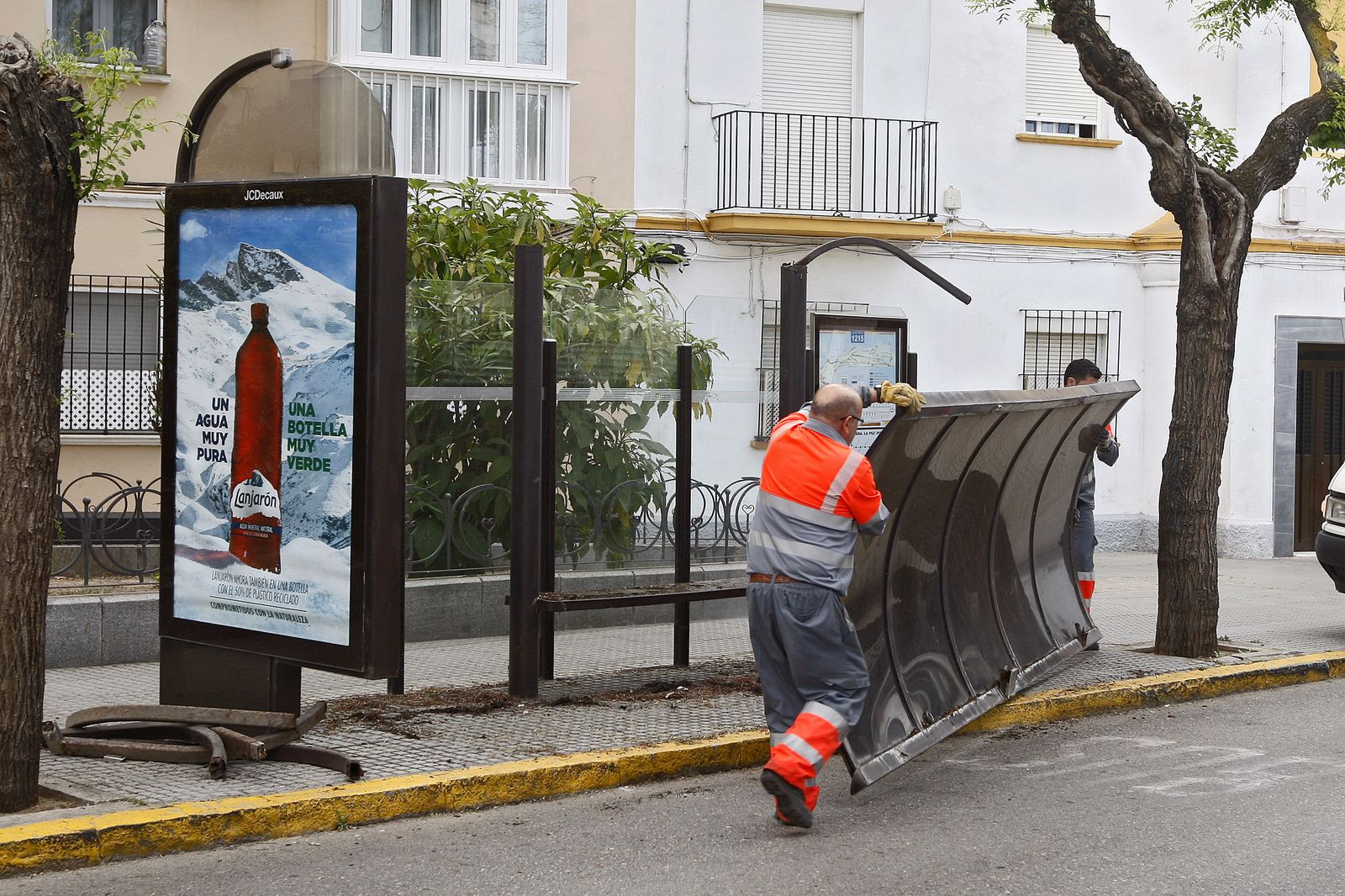 Desplome del techo de una parada de bus en Ciudad de Santander