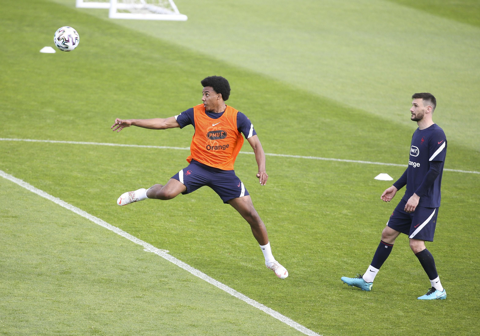 Koundé se ejercita con la selección francesa junto a Lloris.