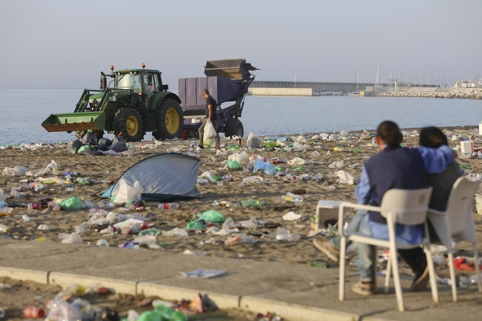 Las fotos de la basura en las playas de Málaga tras San Juan
