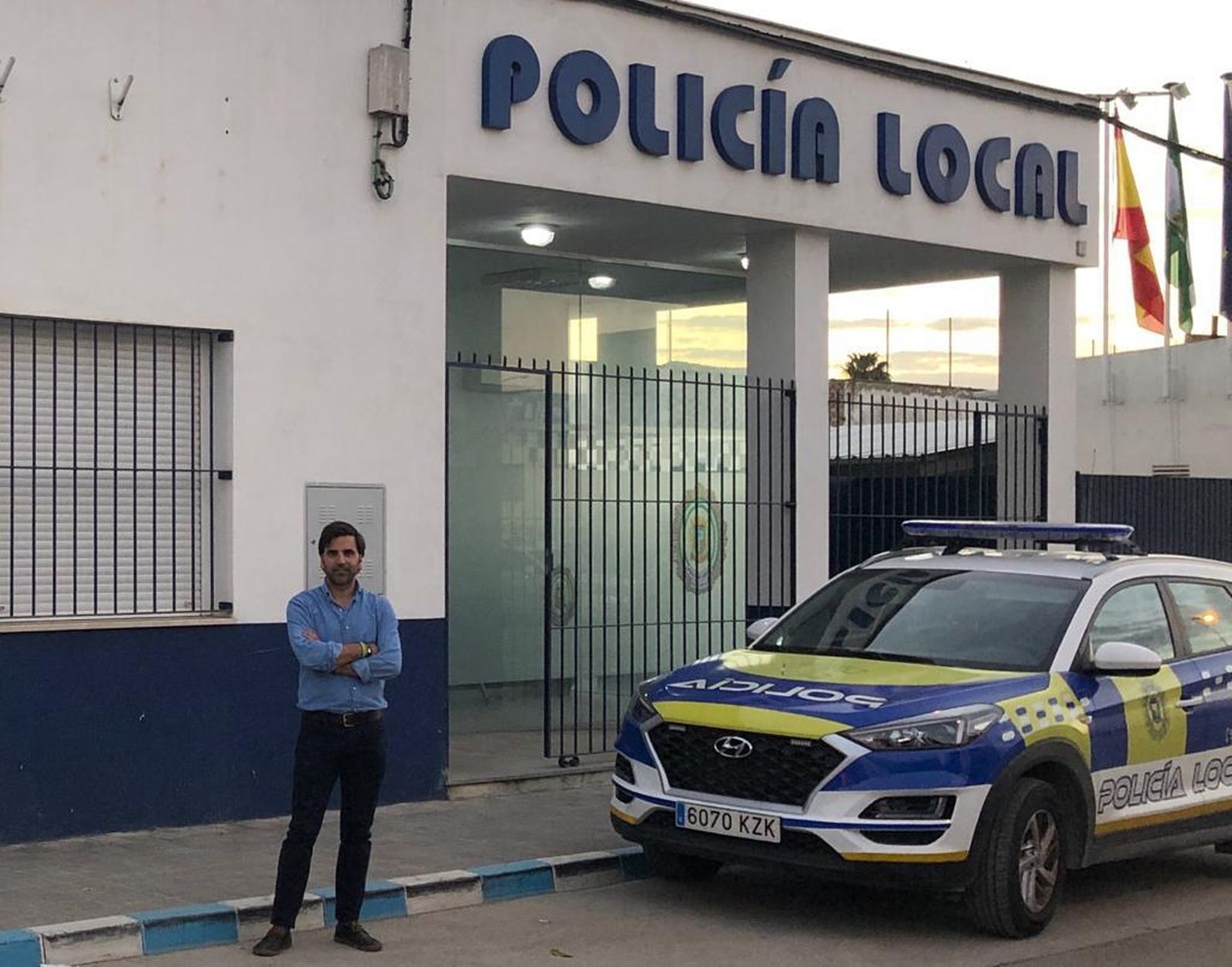 José Carlos Delgado, coordinador de VOX en Marchena, delante de la sede de la Policía Local del municipio.