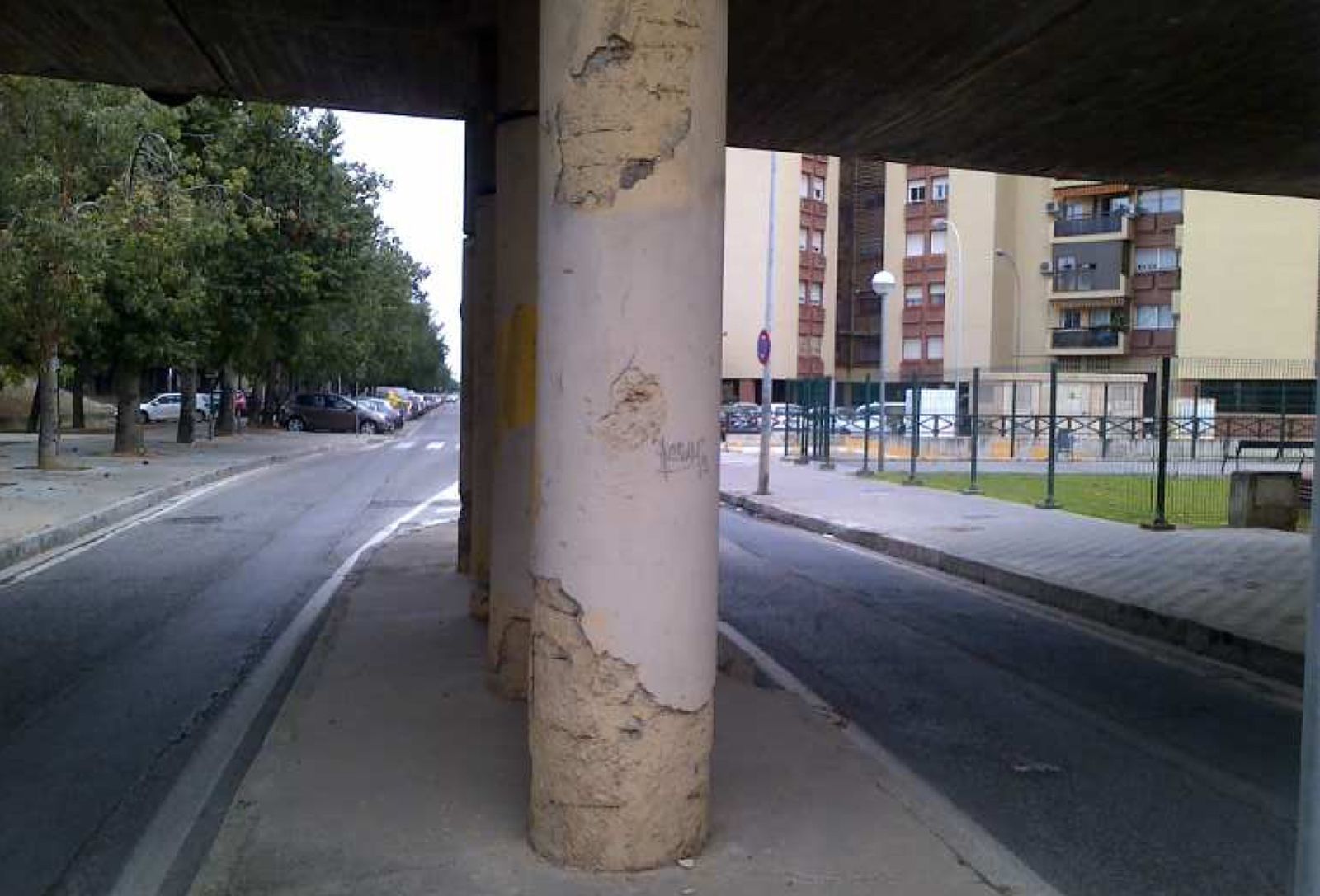 El puente de la avenida de Coria presenta diversas patologías.