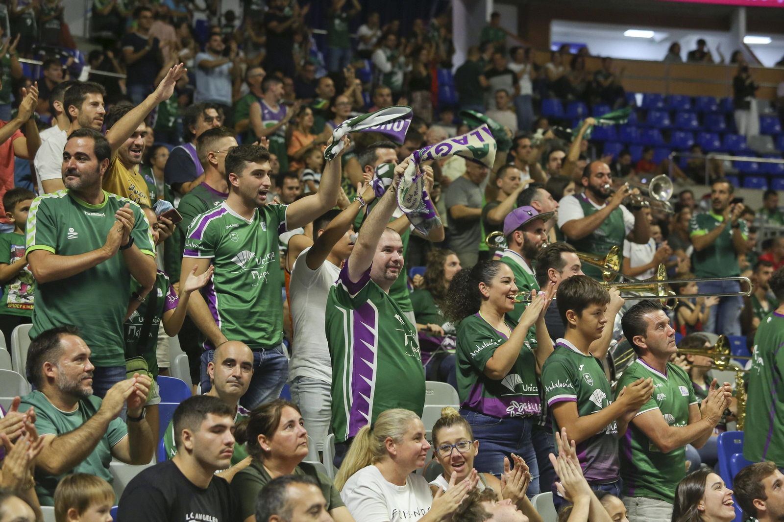 La afición del Unicaja durante la fase previa de la BCL.