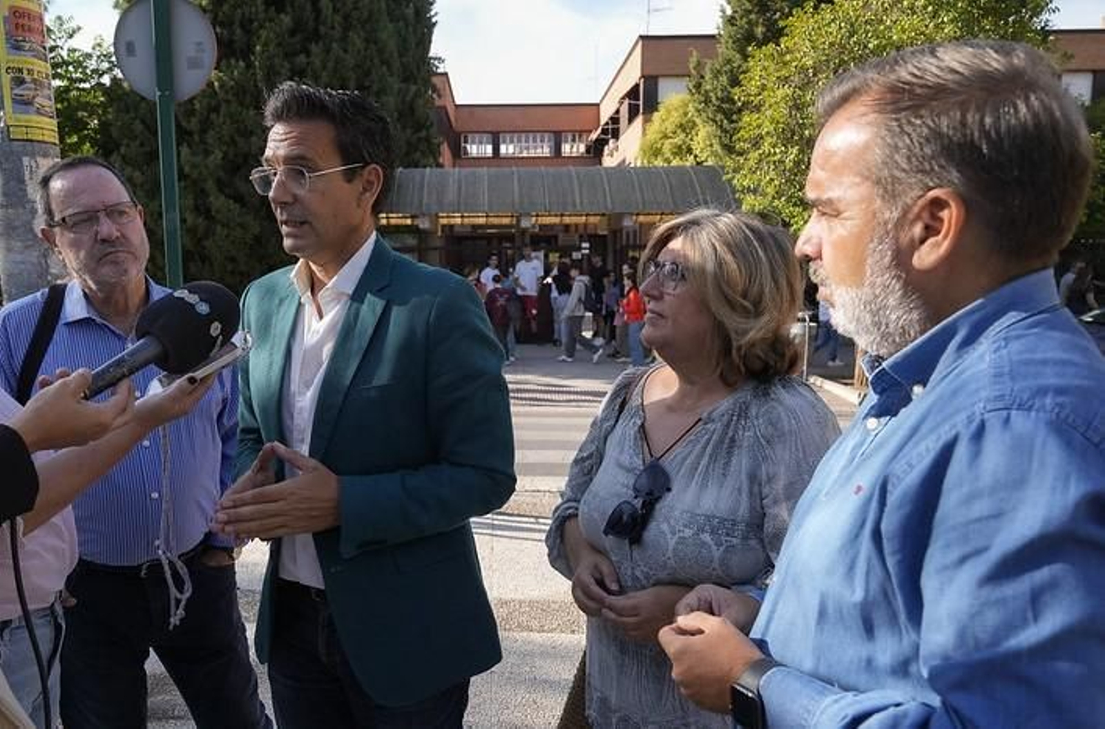 Cuenca y concejales socialistas en el IES Vergeles.