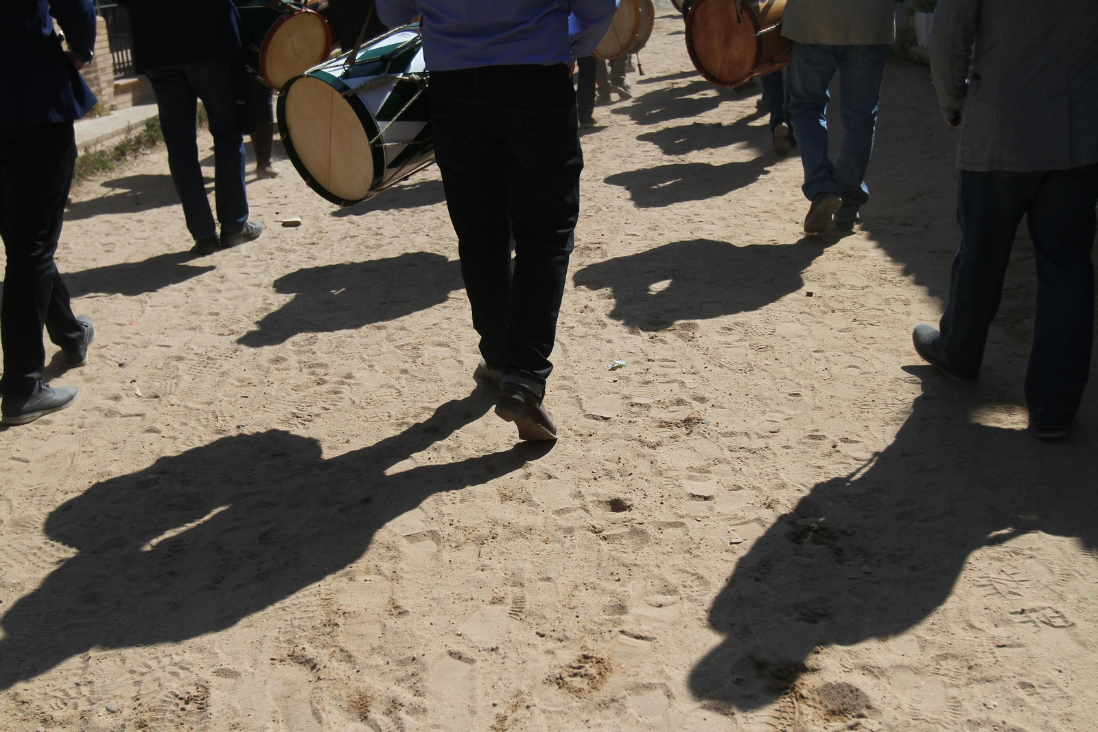 La Hermandad de Huelva se presenta ante la Virgen del Rocío en su peregrinación a la aldea almonteña