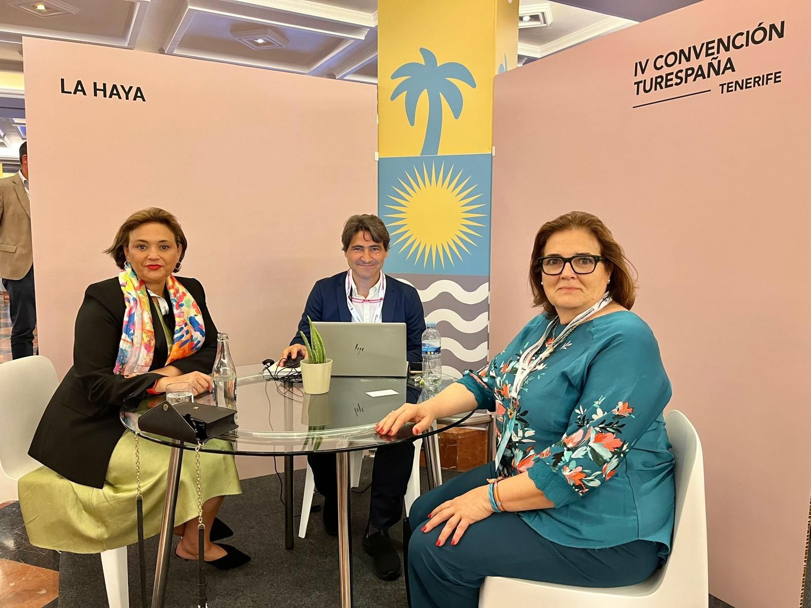 La reunión del Ayuntamiento y la oficina de La Haya.