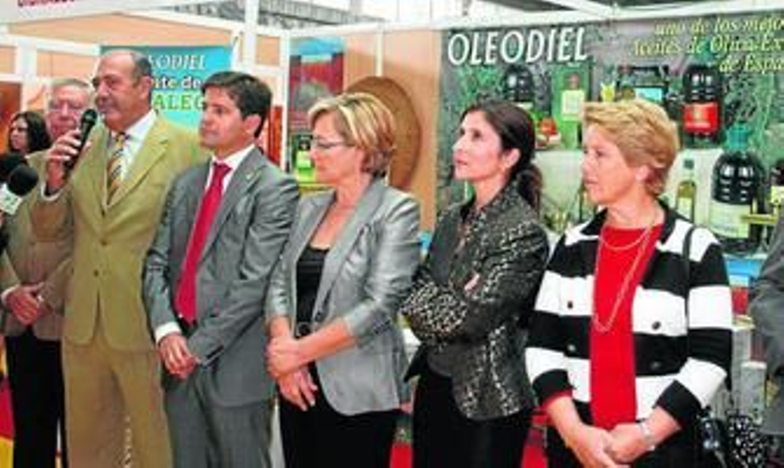 José Luis García Palacios, presidente de la Fundación Caja Rural del Sur; Antonio Torres, presidente de Oleodiel; Juan Serrato, alcalde de Gibraleón; Petronila Guerrero, presidenta de la Diputación de Huelva; Esperanza Cortés, delegada de Agricultura, y Rosario Ballester, delegada de Comercio, Turismo y Deporte.