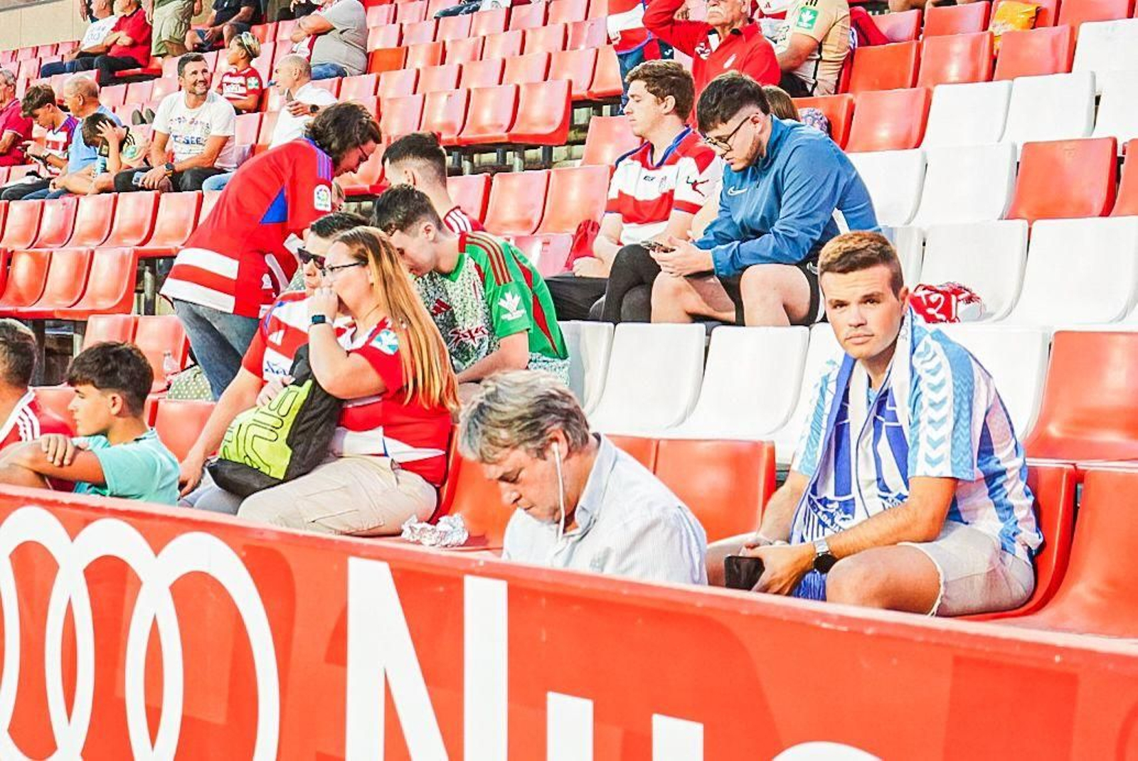 Encuéntrate en la grada de Los Cármenes en el Granada-Málaga