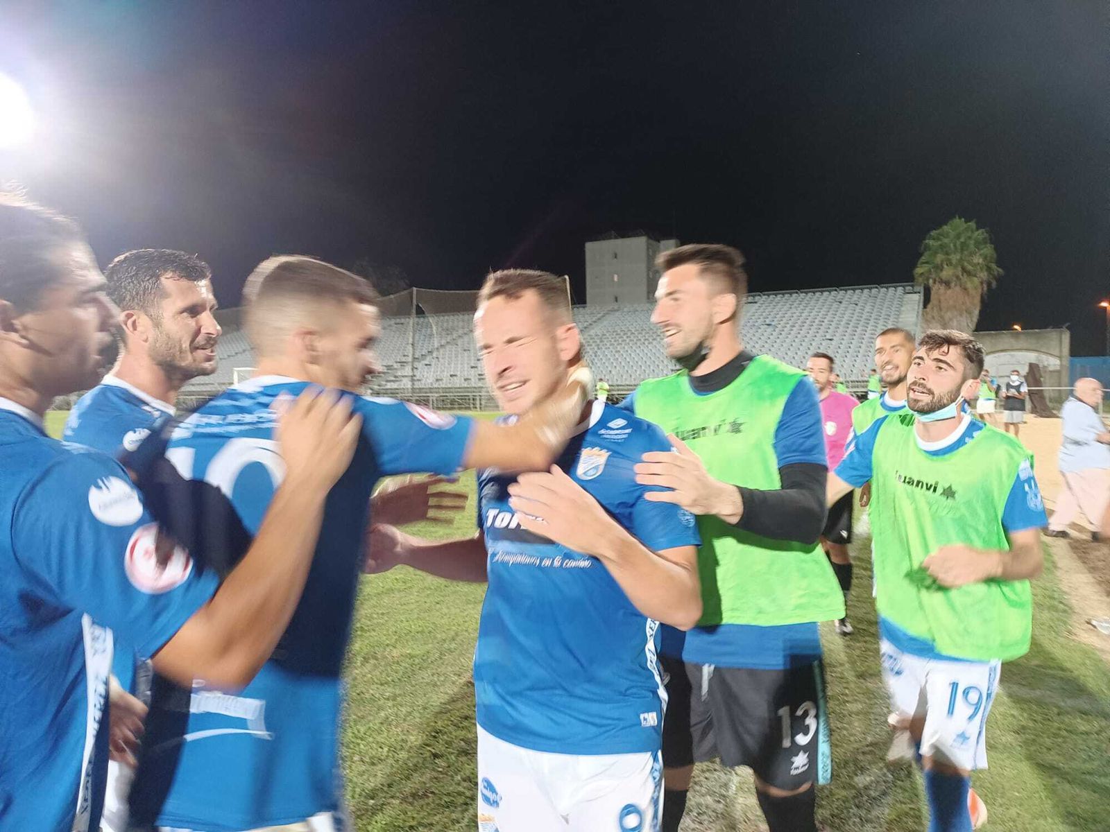 Juanca celebra el tanto que supuso el 1-0 para el Xerez CD.