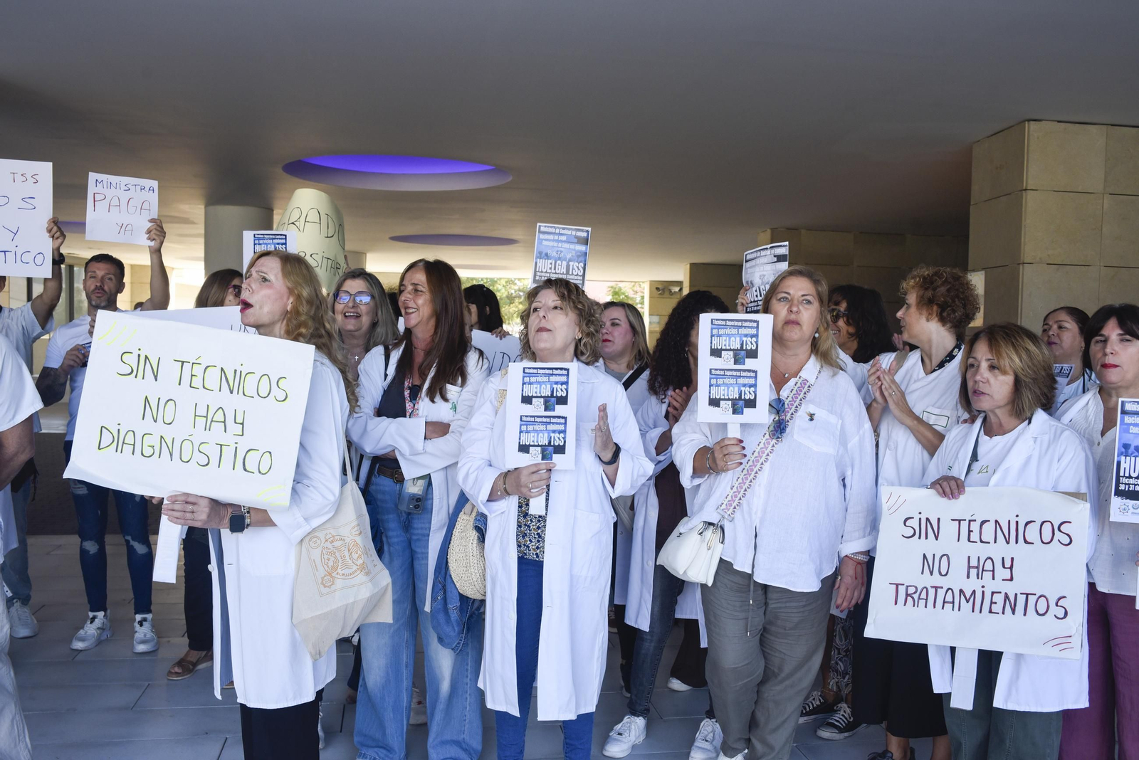Las fotos de la concentración de los Técnicos Superiores Sanitarios en el Hospital de La Línea