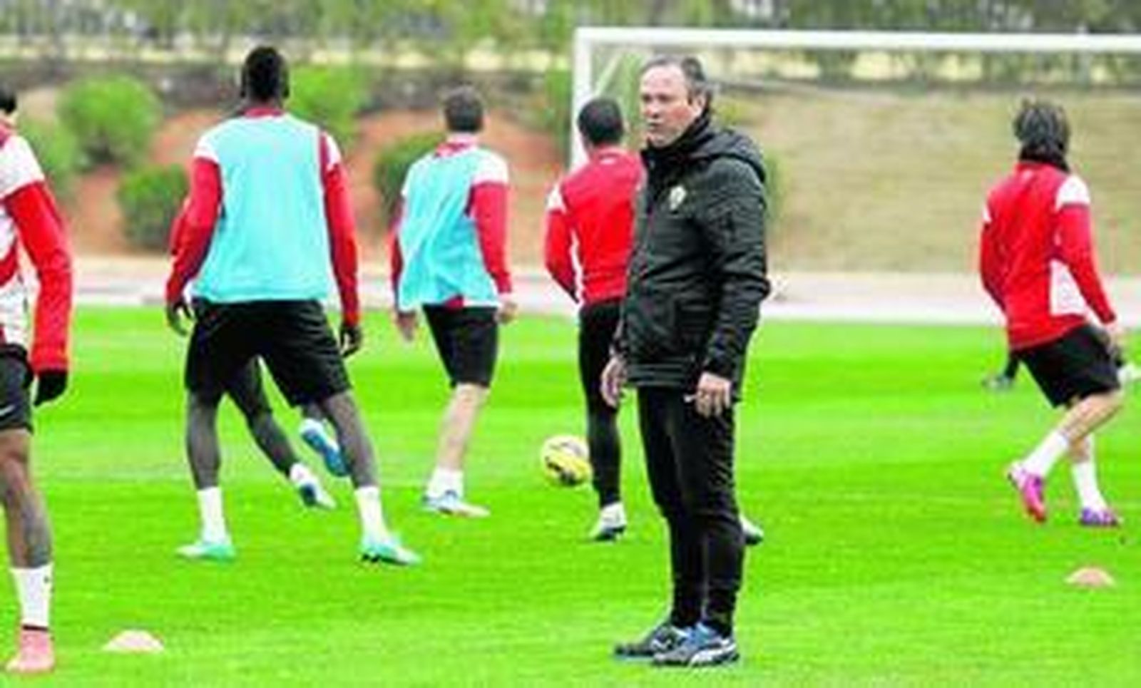 Juan Ignacio Martínez da órdenes a sus jugadores durante un ejercicio en el anexo del Mediterráneo.
