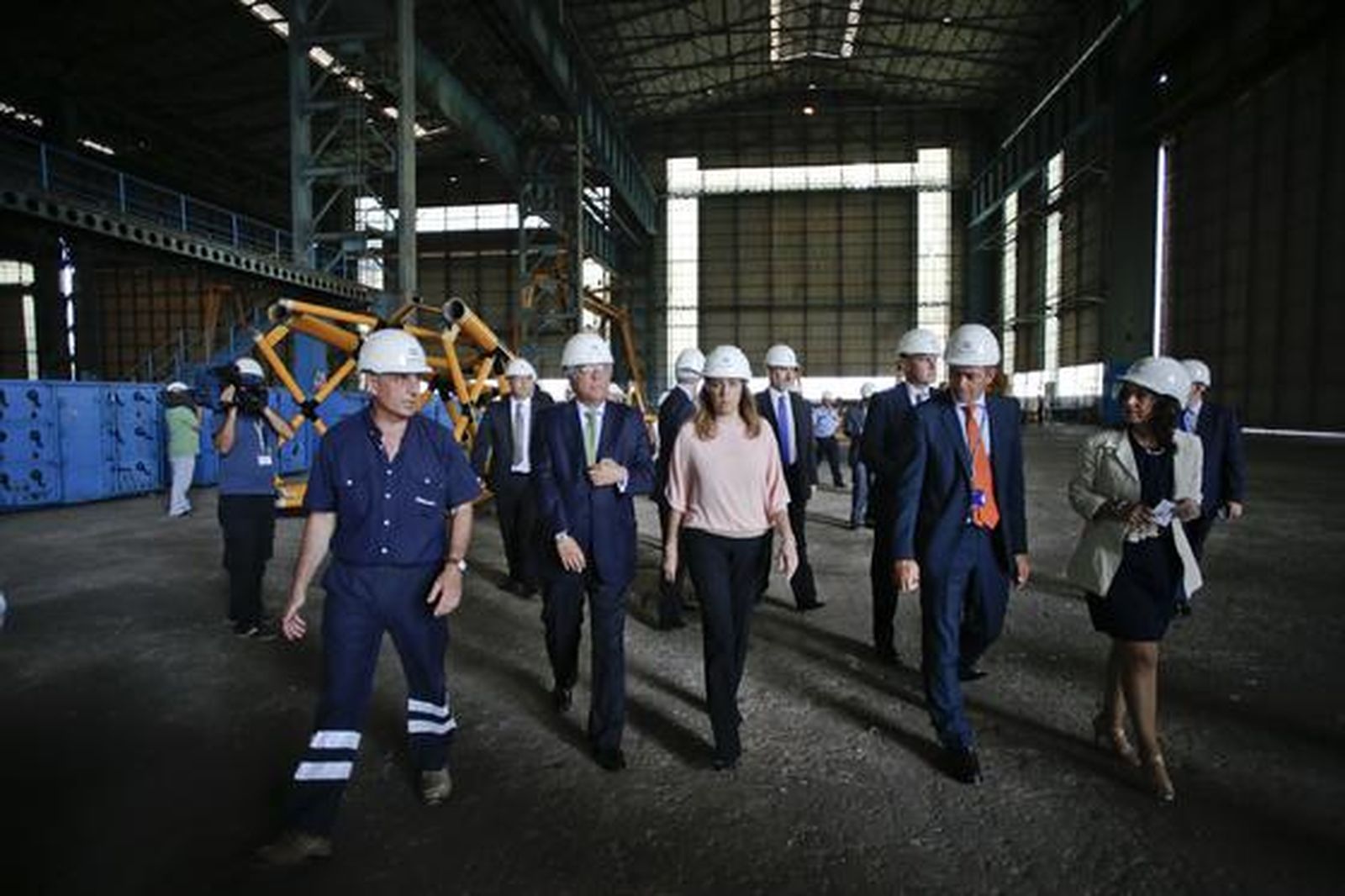 La presidenta de la Junta, en la factoría de Cádiz.

Foto: Julio González
