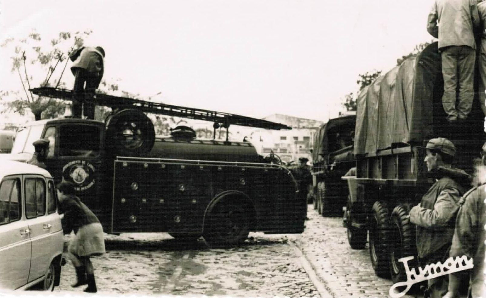 Bomberos del Parque de Cádiz acudieron a socorrer a los chiclaneros.