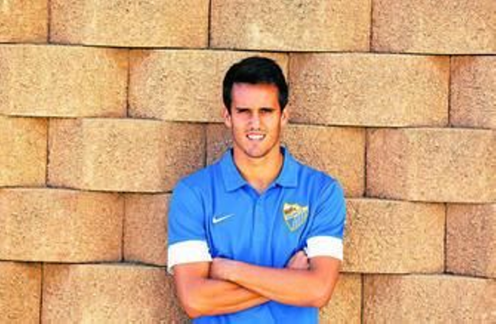 Juanmi posa en el exterior del estadio de atletismo Ciudad de Málaga, ayer. Juanmi posa en el exterior del estadio de atletismo Ciudad de Málaga, ayer.