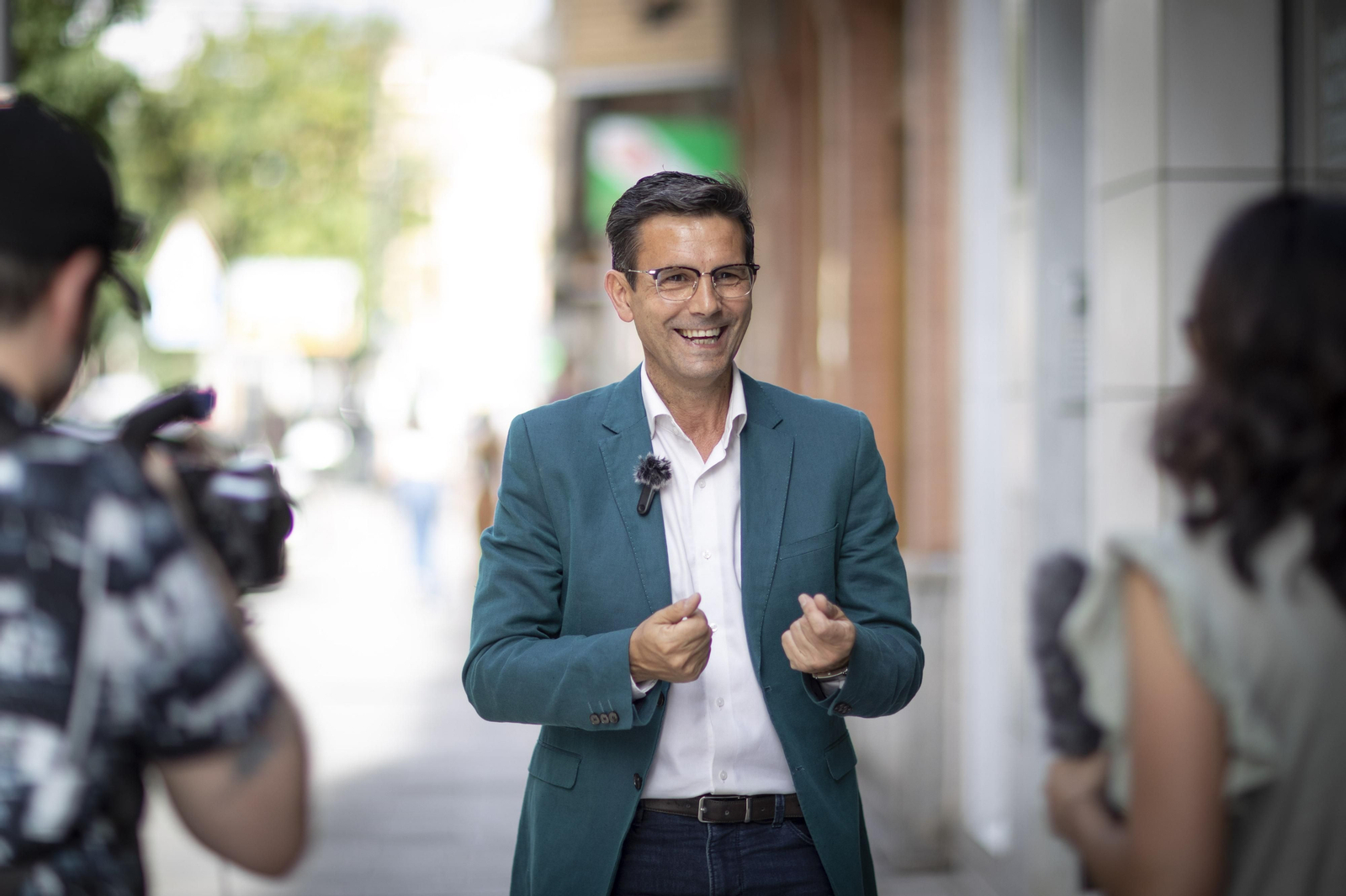 El paseo con Paco Cuenca, candidato del PSOE a la Alcaldía de Granada, en imágenes