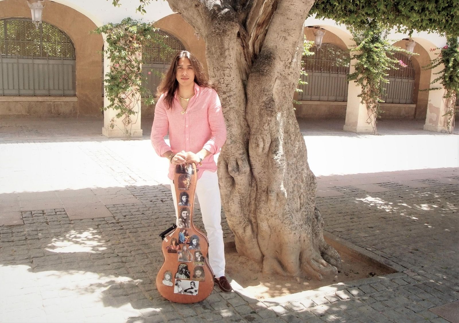 José Fernández, conocido artísticamente como José del Tomate, ayer, en la Plaza Vieja de Almería.