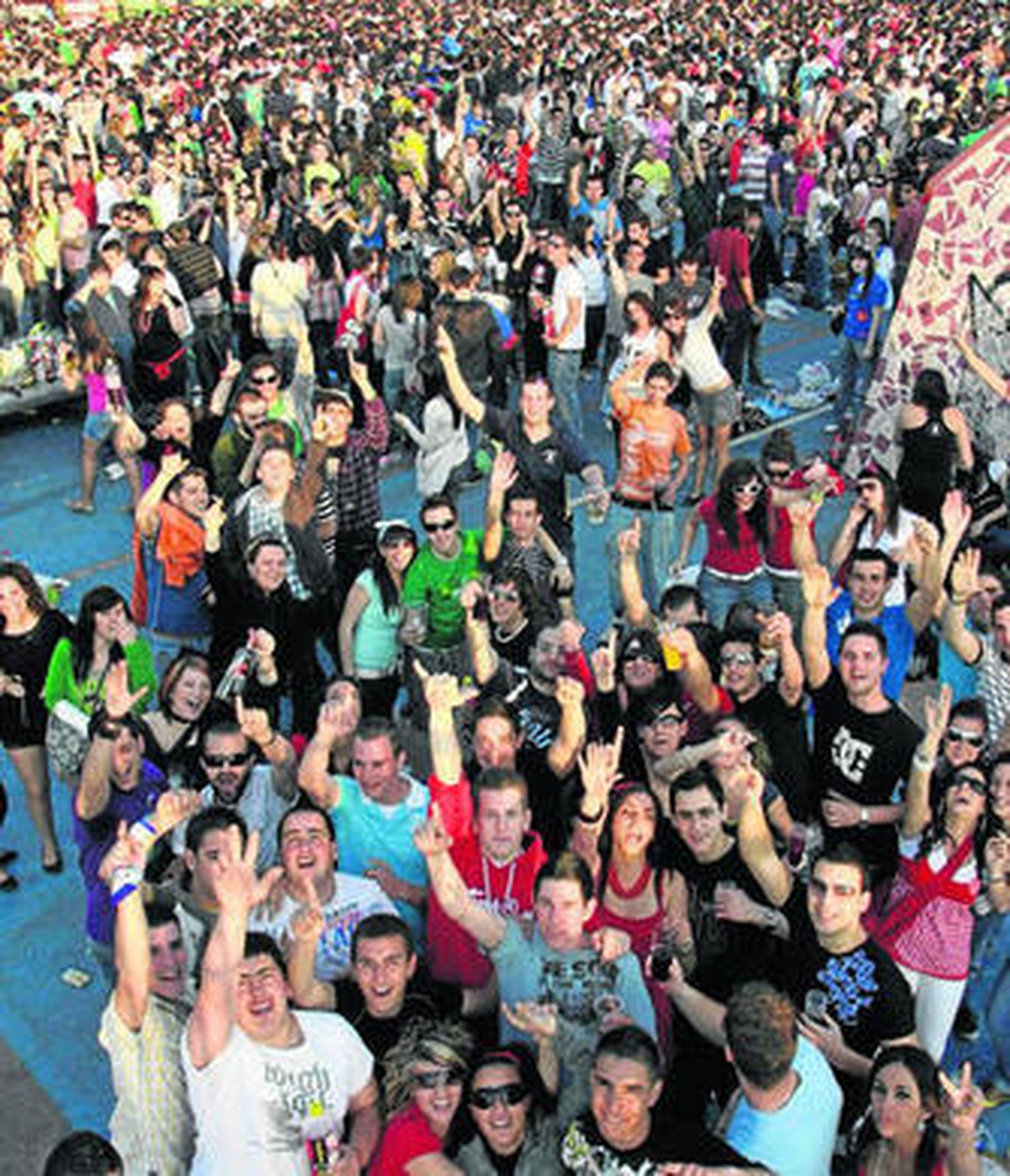Jóvenes bebiendo en plena calle.