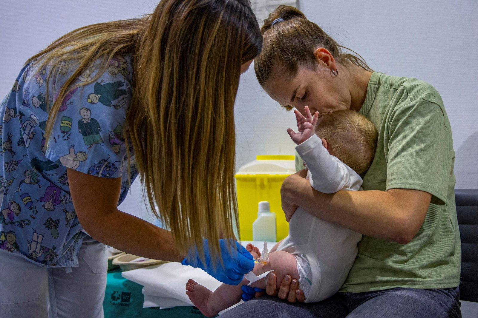 Una enfermera, durante el primer día campaña de inmunización de bebes frente a la bronquiolitis.