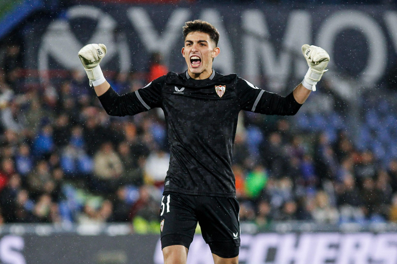 Alberto Flores grita de alegría tras la clasificación.