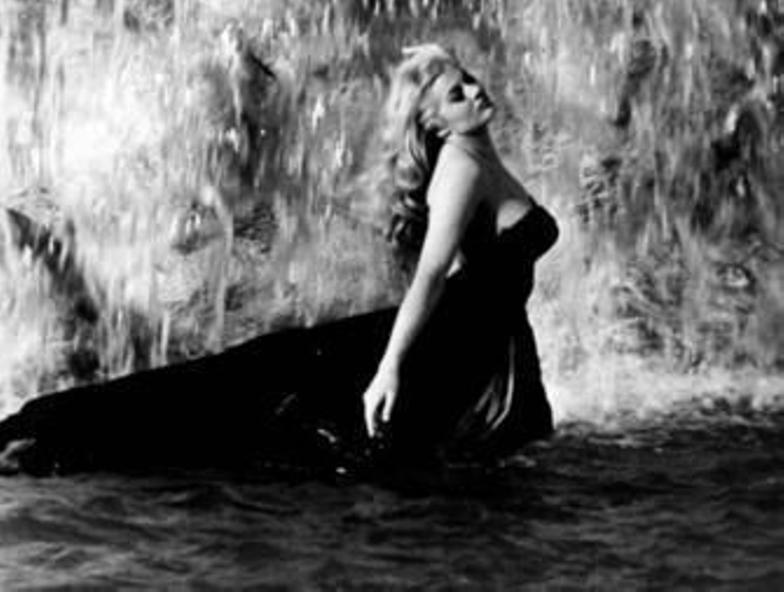 Anita Ekberg, en el agua de la Fontana de Trevi durante la mítica escena rodada por Federico Fellini en 'La dolce vita' (1960).