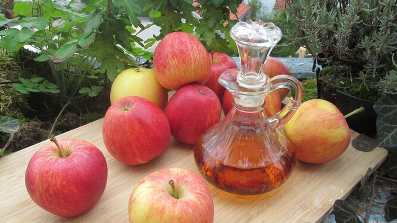 Decena de manzanas sobre una mesa