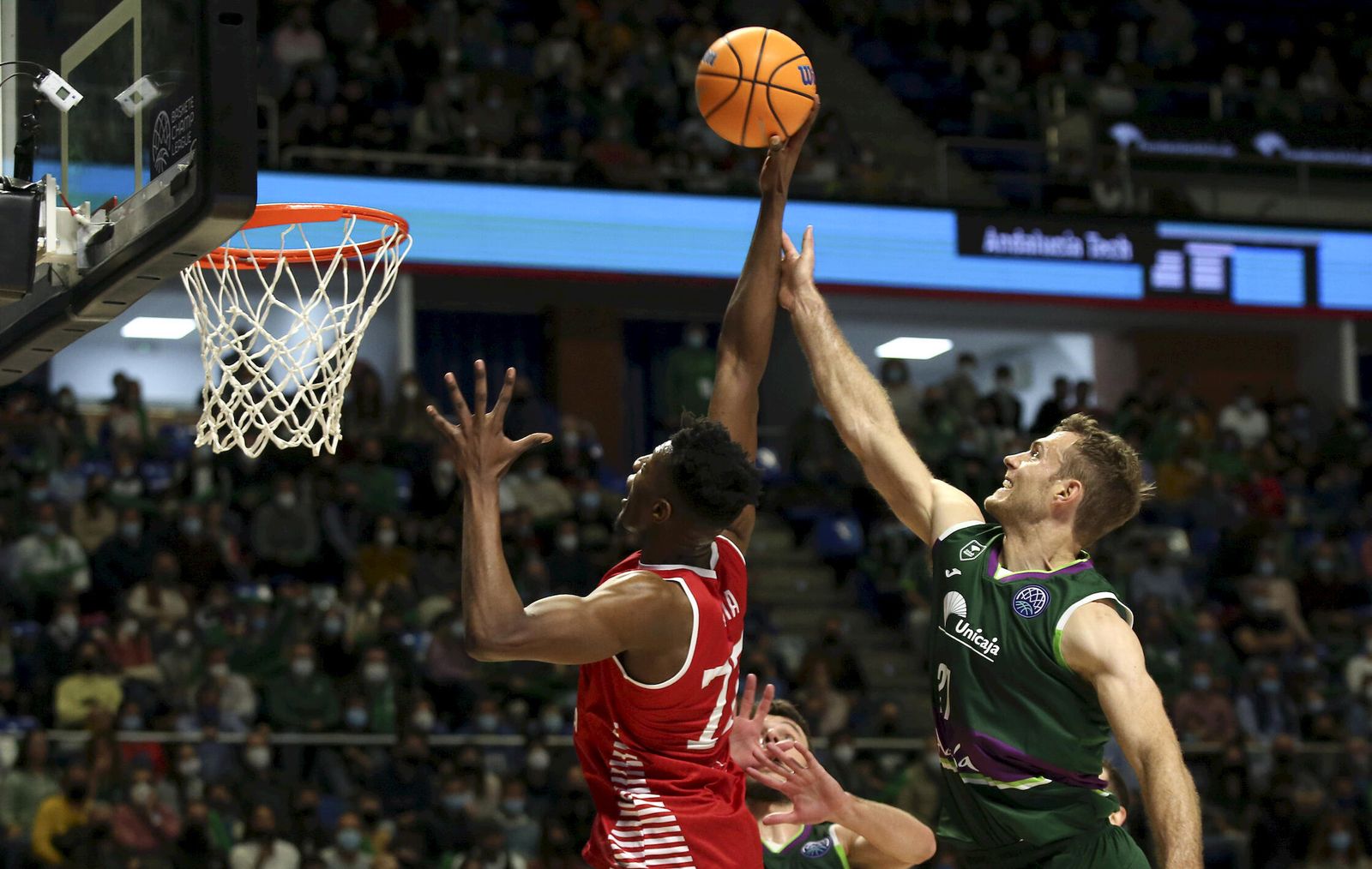 Tim Abromaitis intenta taponar a Yankuba Sima.