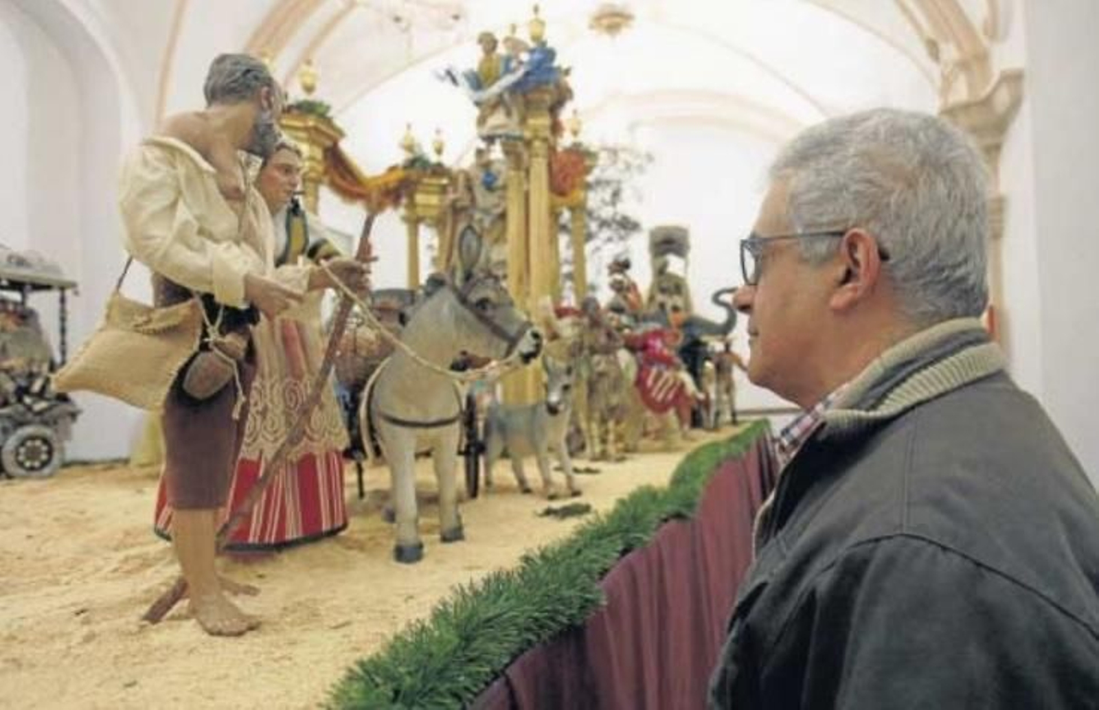 El propietario del Belén observa sus figuras.