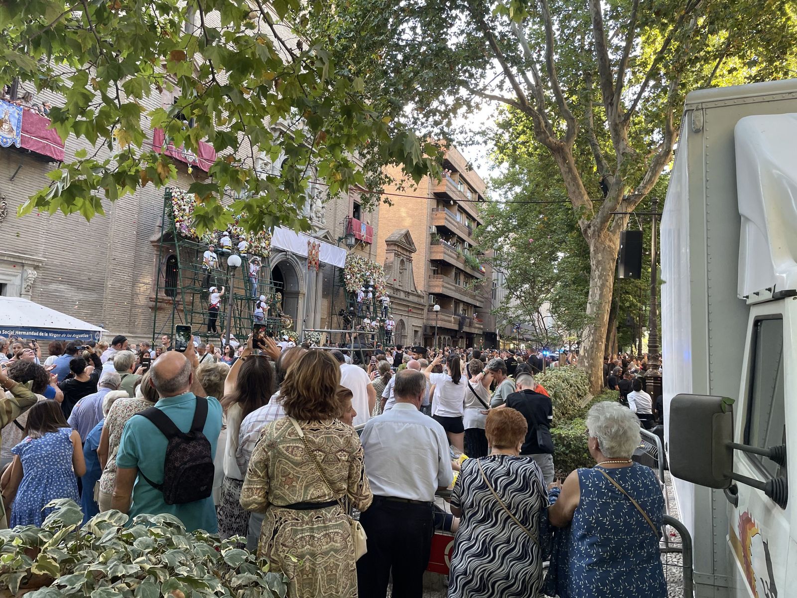 Así estaba el ambiente en la ofrenda floral a la Virgen de las Angustias