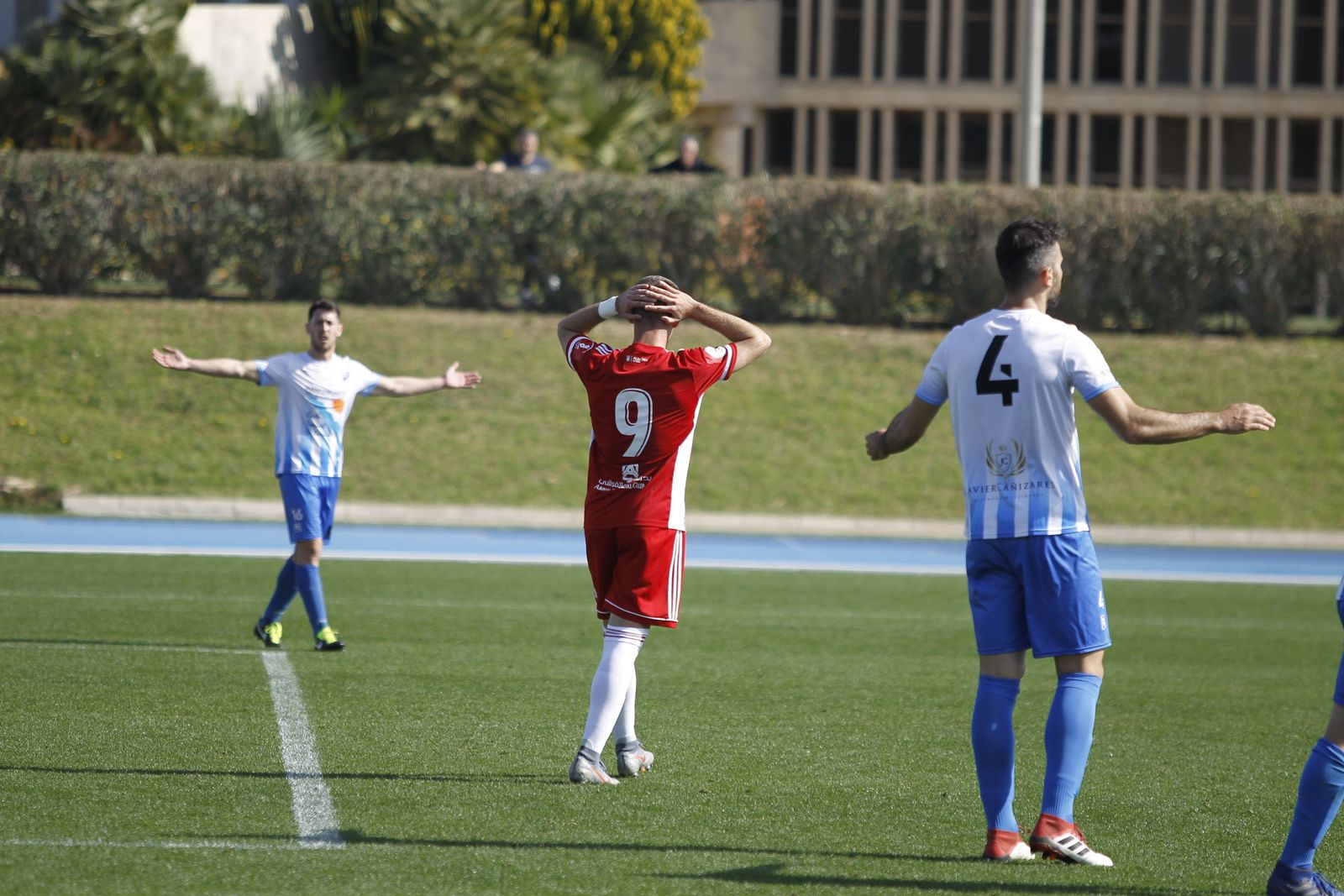 Un jugador del filial se lamenta tras fallar una ocasión.