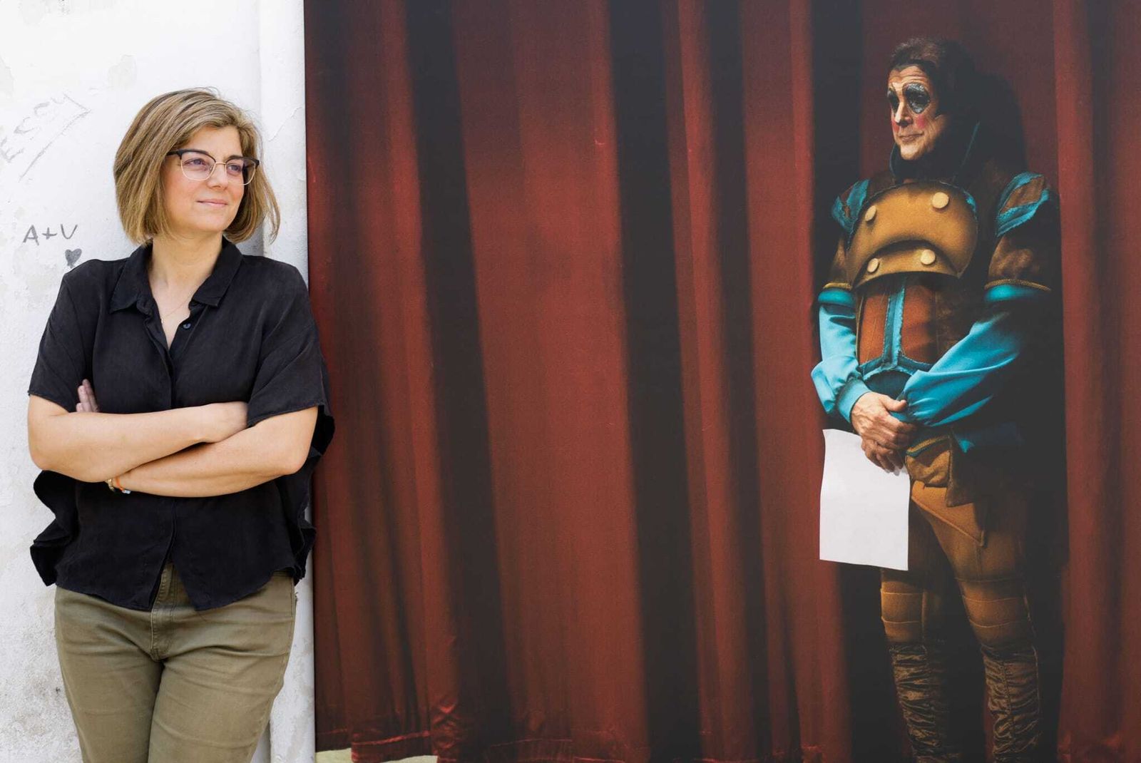 Lourdes de Vicente delante de una de las fotografías de la muestra.