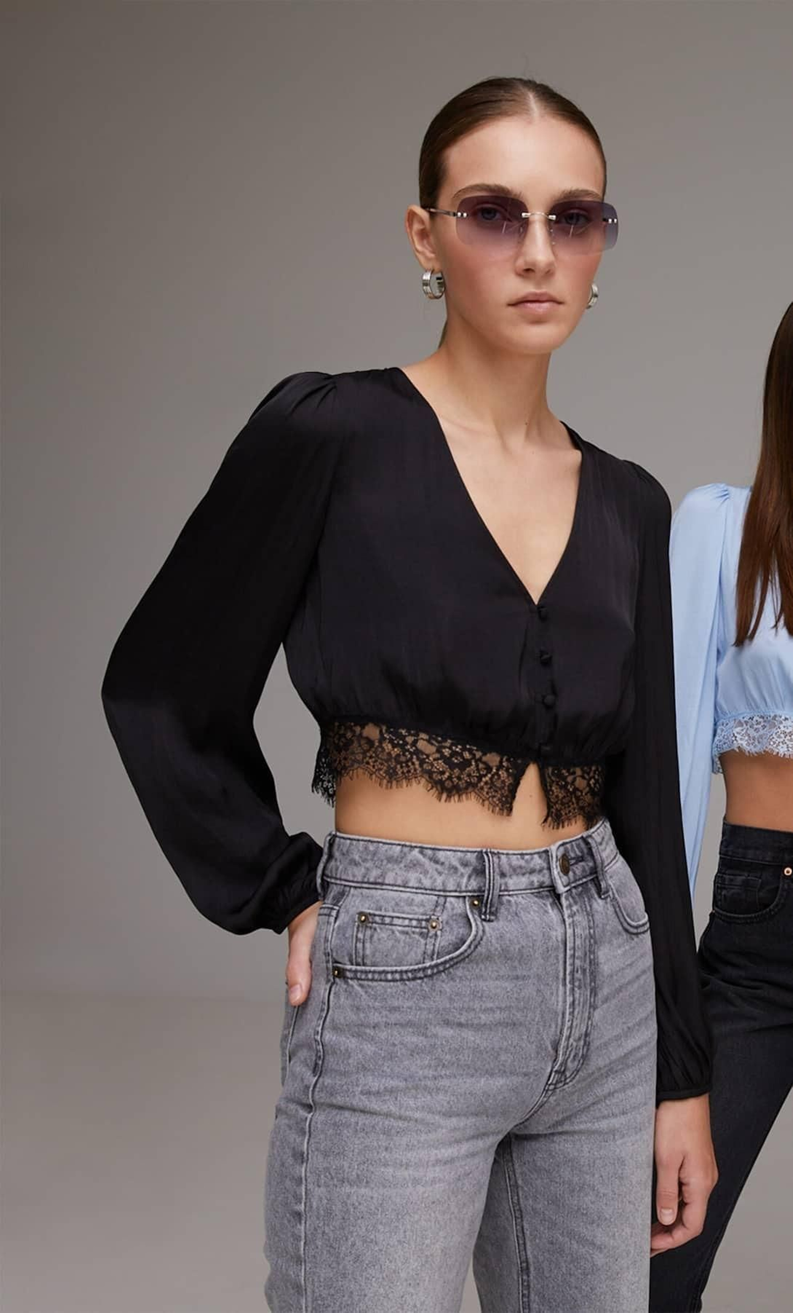 Camisa satinada de Stradivarius.