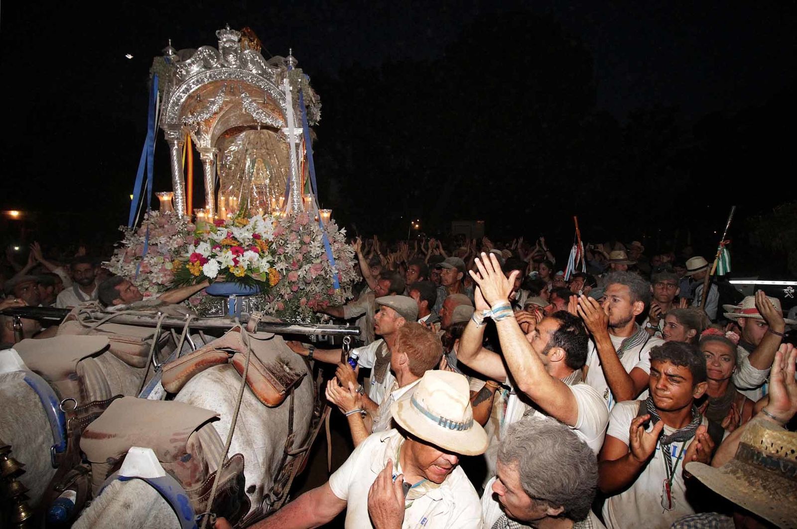 Imágenes de la llegada de la Hermandad del Rocío de Huelva a la aldea