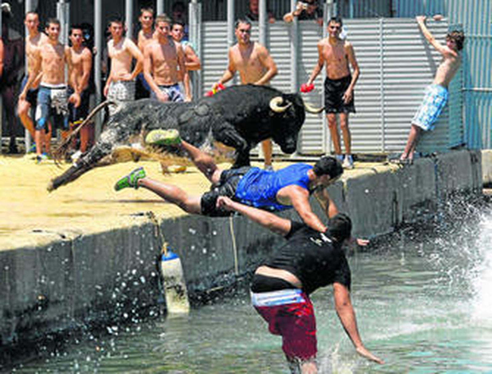 Los toros en Denia acaban en el mar