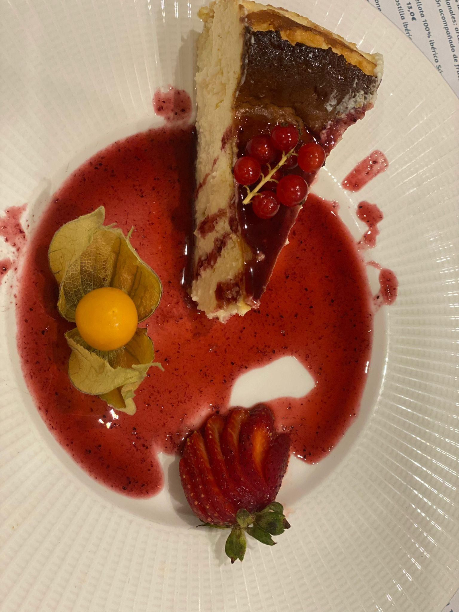 Tarta  de queso tradicional horneada con toques de confitura de frambuesa de la casa