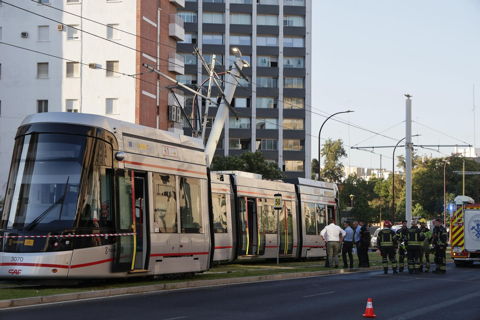 Las fotos del descarrilamiento del tranvía en la avenida de San Francisco Javier de Sevilla