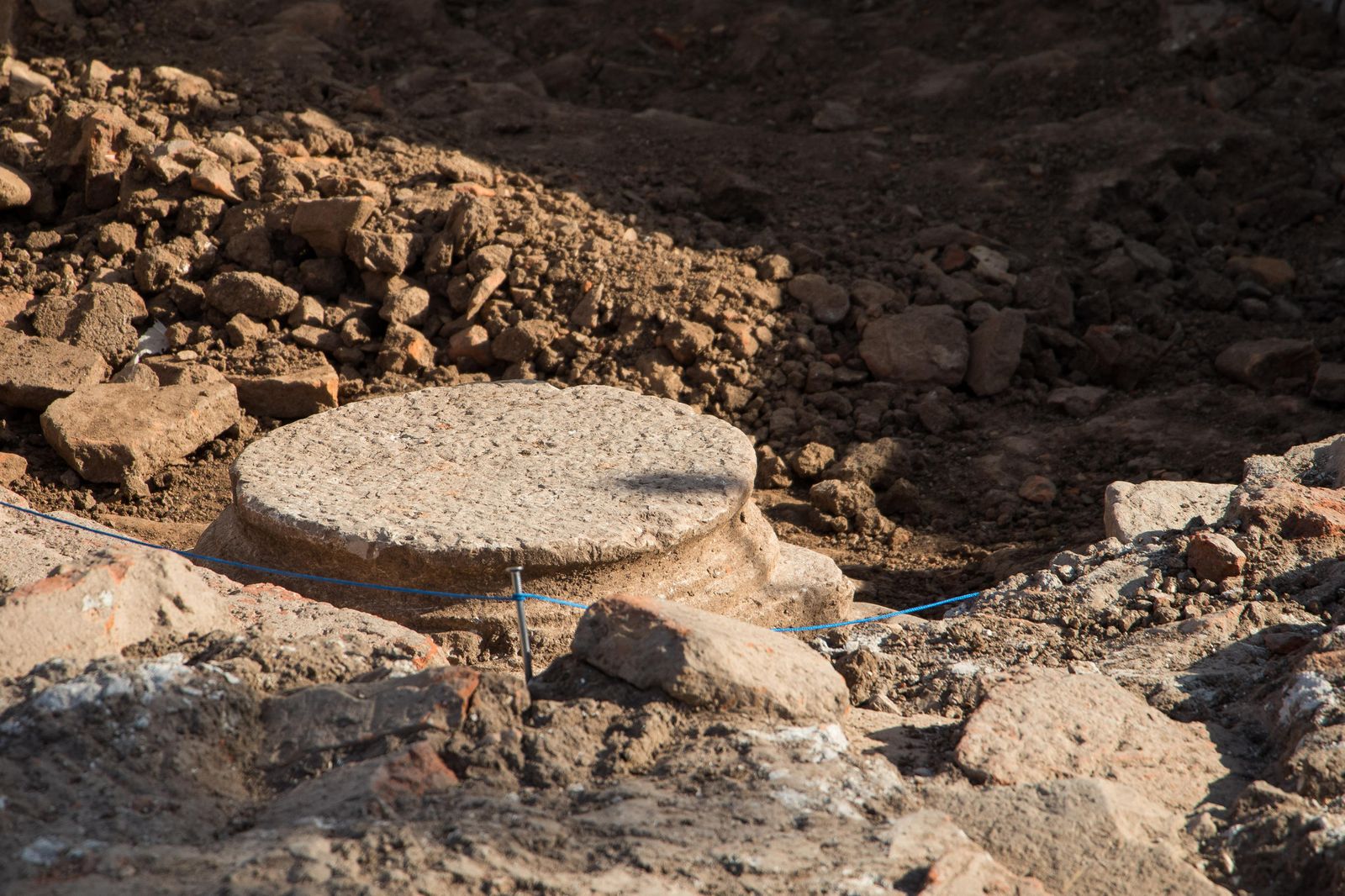 1.Imagen del yacimiento romano de Los Vergeles en el que se produjo el robo 2. La pieza que fue sustraída por los asaltantes.