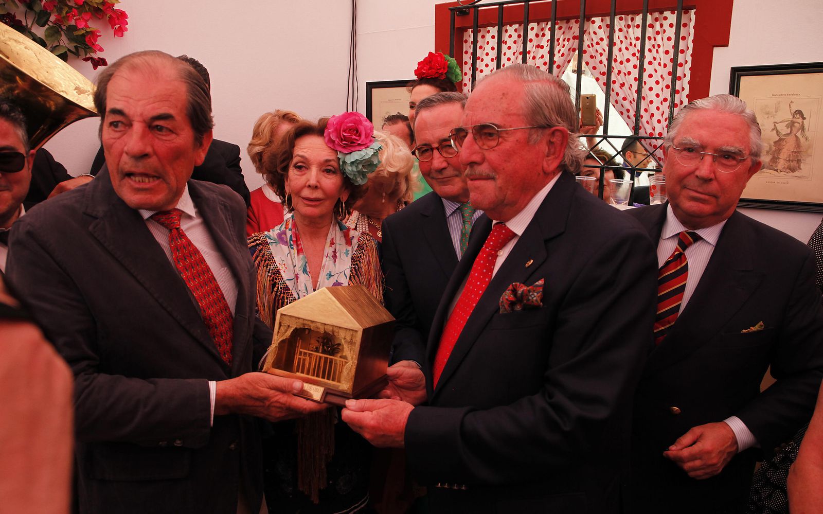Antonio y Eduardo Miura recogieron ayer en Chicuelo 12  la Caseta de Oro. Lo hicieron en presencia, entre otros, de la marquesa de las Torres de la Presa, Beatriz Valdenebro;  el teniente general de la Fuerza Terrestre, Juan Gómez de Salazar; y el empresario sevillano Enrique Moreno de la Cova.