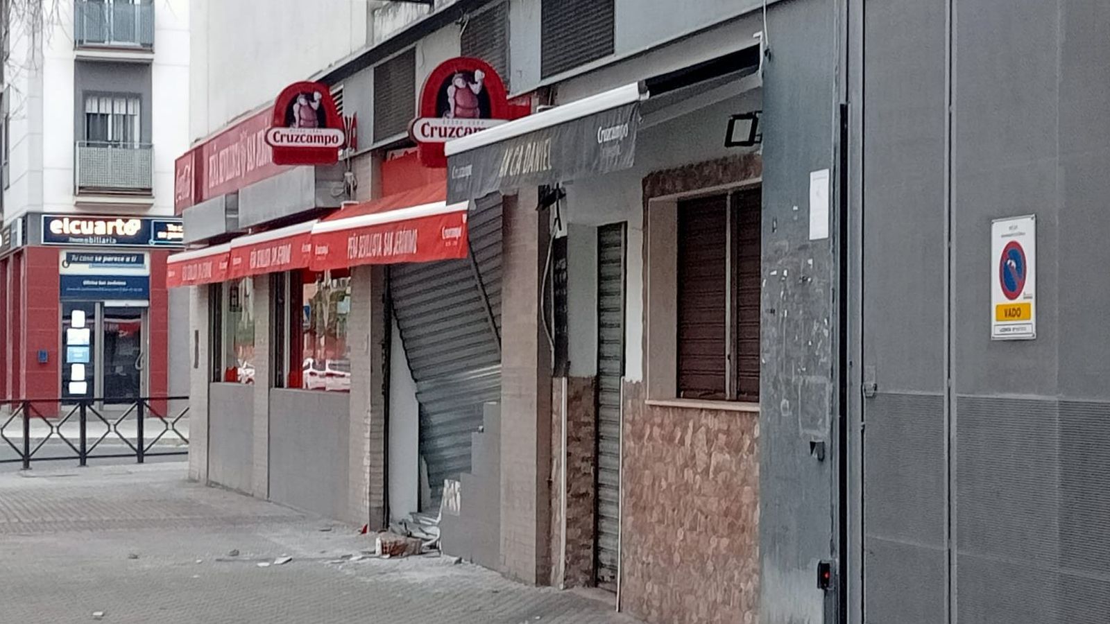 La puerta destrozada de la peña sevillista de San Jerónimo.
