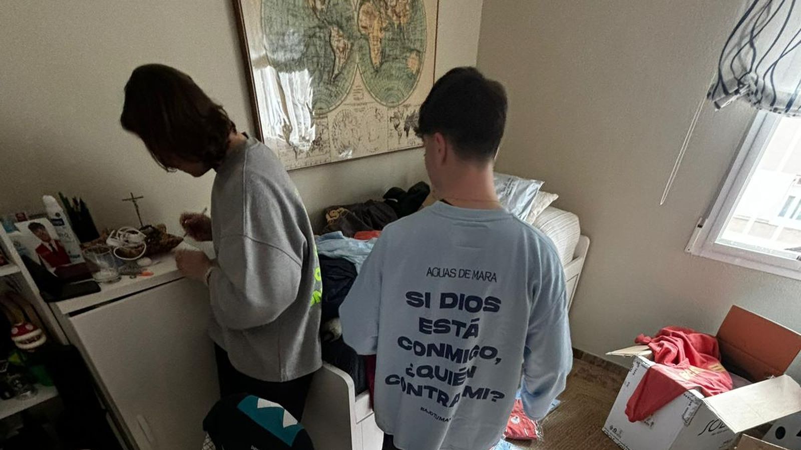 Creadores de Aguas de Mara preparando envíos.