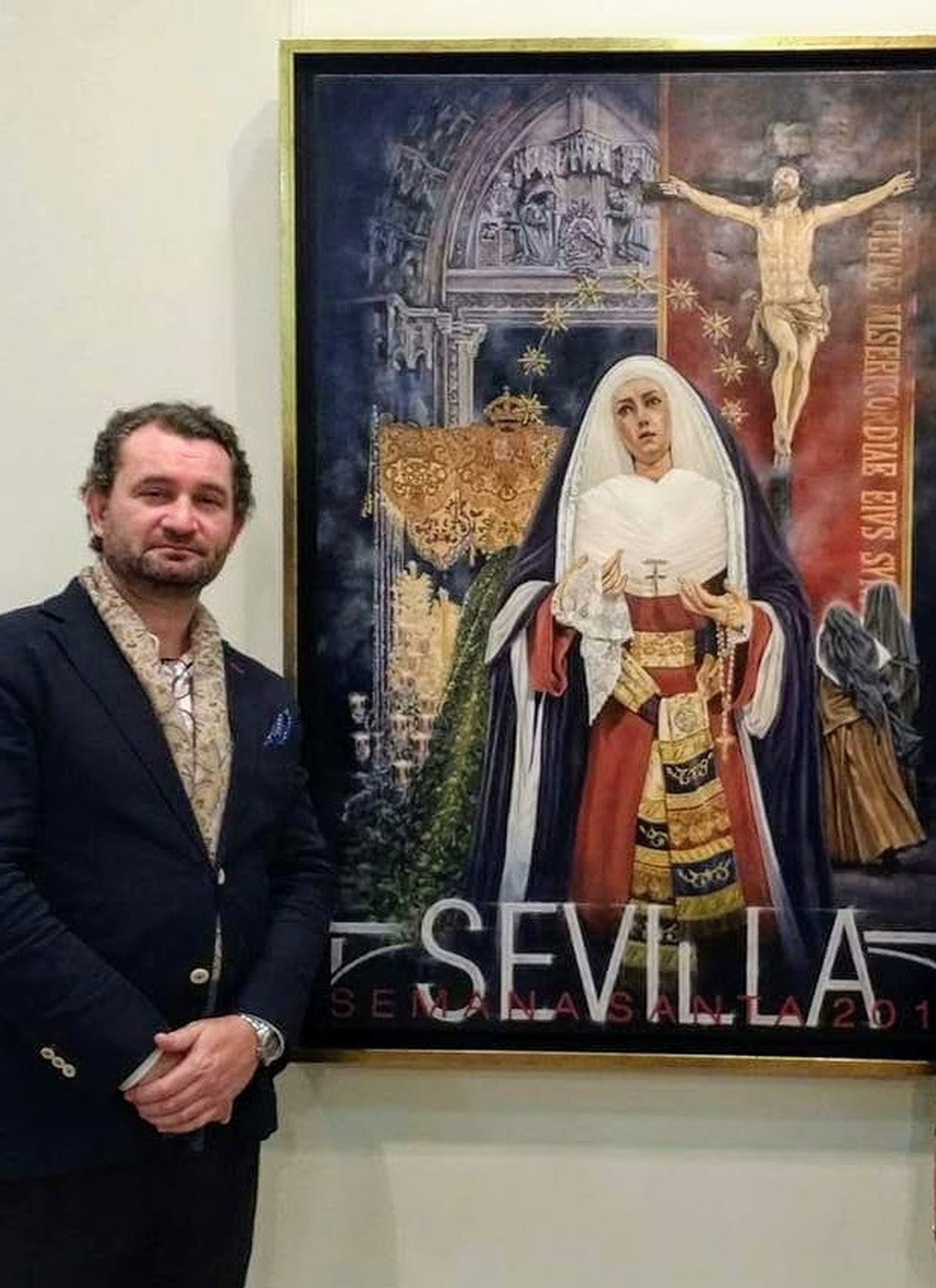César Ramírez junto al cartel de la Semana Santa de Sevilla de 2016.
